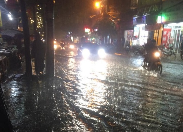 Hà Nội: Nhiều tuyến đường ngập sâu trong trận mưa lớn đầu mùa - Ảnh 11