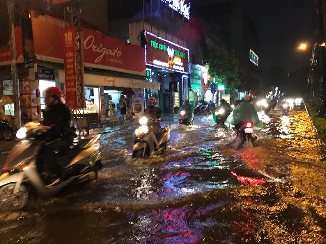 Mưa lớn tại Hà Nội giờ tan tầm, nhiều tuyến phố ngập úng - Ảnh 8