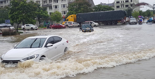 Mưa lớn kéo dài, nhiều tuyến phố Hà Nội ngập cục bộ - Ảnh 16