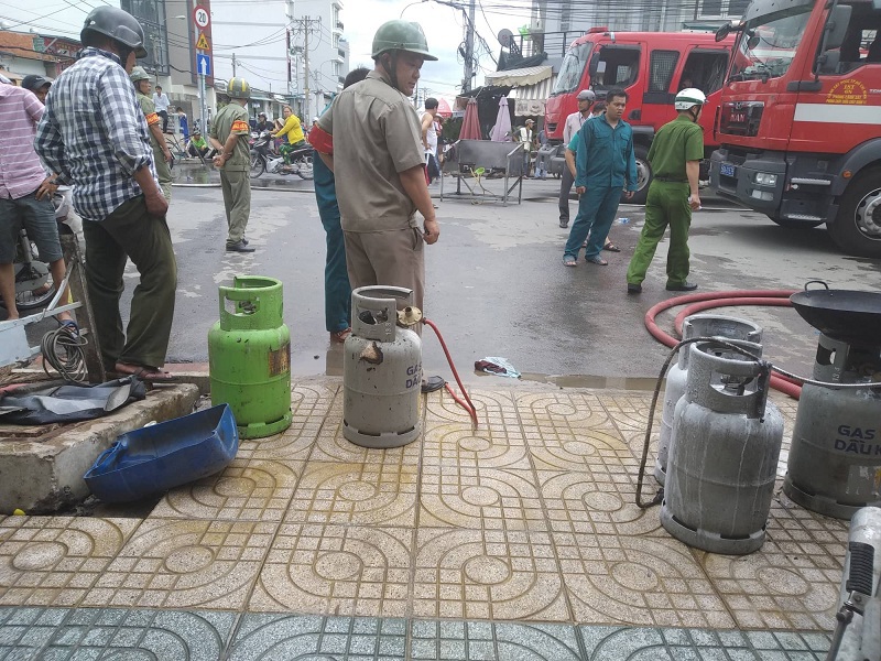 TP Hồ Chí Minh: Nổ bình gas gây cháy ở quận Tân Bình - Ảnh 2