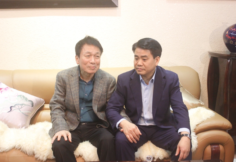 Chủ tịch UBND TP Nguyễn Đức Chung thăm, chúc Tết các gia đình có công, văn nghệ sĩ - Ảnh 4