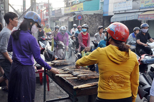 Người dân TP Hồ Chí Minh đổ xô đi mua cá lóc nướng cúng Thần Tài - Ảnh 4