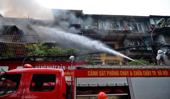 Hà Nội: Cháy lớn tại căn hộ ở khu tập thể Kim Liên - Ảnh 3