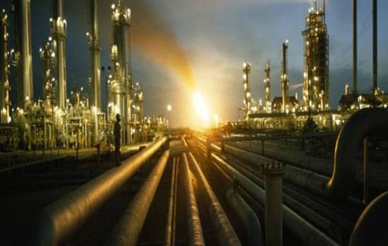 Dự trữ xăng tại Mỹ giảm mạnh đẩy giá dầu thế giới tiếp tục đi lên - Ảnh 1