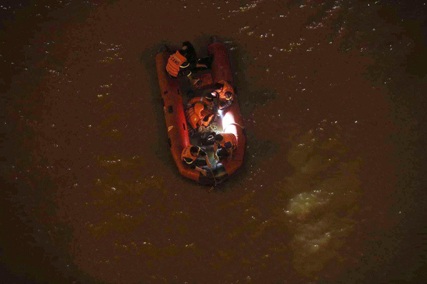 Xe container húc văng nhiều xe máy trên cầu Thanh Trì, 1 người rơi xuống sông Hồng - Ảnh 6