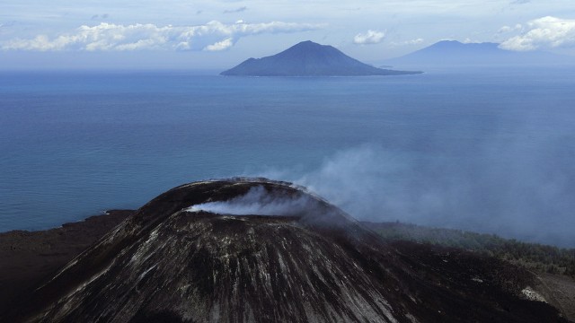 Núi lửa Indonesia giảm kích cỡ còn 1/4 sau khi phun trào khiến 420 người thiệt mạng - Ảnh 1