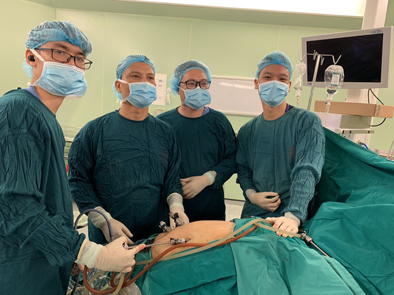 Bệnh viện Bạch Mai thực hiện thành công ca cắt gan nội soi đầu tiên - Ảnh 1