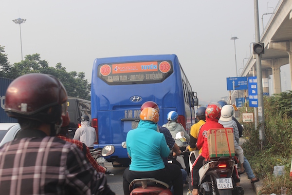 TP Hồ Chí Minh: Người dân trở lại sau kỳ nghỉ Tết, kẹt xe nghiêm trọng trên nhiều tuyến đường - Ảnh 9