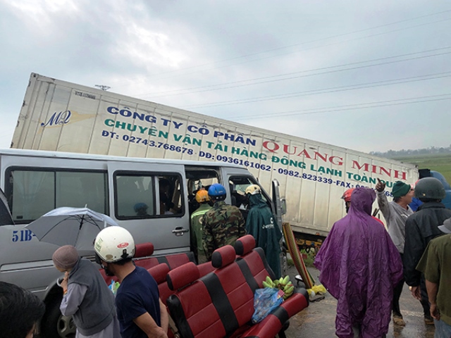 Vụ tai nạn ở Quảng Ngãi: Người đi cùng trên container dương tính với ma túy - Ảnh 1