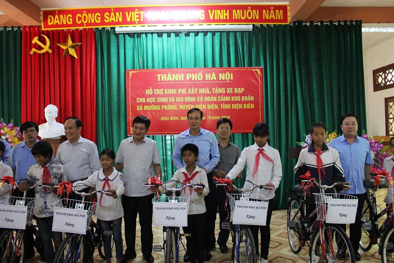 Phó Bí thư Thành ủy Hà Nội Đào Đức Toàn thăm, tặng quà tại Điện Biên - Ảnh 3