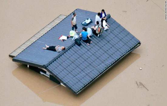 Hình ảnh mưa lũ lịch sử nhấn chìm Nhật Bản, làm hơn 100 người chết và mất tích - Ảnh 3