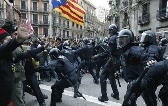 Biểu tình lan rộng tại Barcelona sau khi cựu Thủ hiến Catalonia bị bắt - Ảnh 1