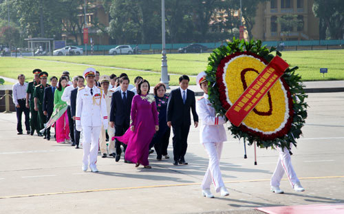 Lãnh đạo Đảng, Nhà nước và TP Hà Nội vào Lăng viếng Chủ tịch Hồ Chí Minh - Ảnh 2