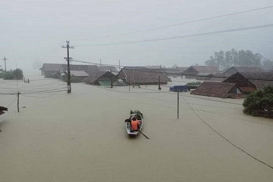 Nỗ lực xử lý sự cố do mưa lũ để cấp điện cho người dân miền Trung - Ảnh 1