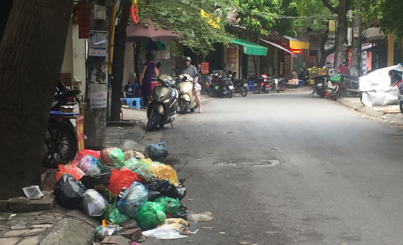 Hà Nội: Rác thải tràn ngập phố Hoa Bằng sau trận mưa lớn kéo dài - Ảnh 4