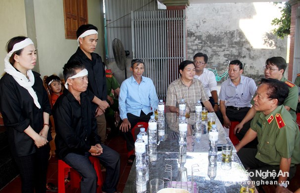 Lãnh đạo các cơ quan báo chí quê Nghệ An thăm hỏi các gia đình thuyền viên mất tích, tử vong - Ảnh 6