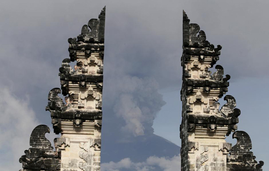 Indonesia nâng cảnh báo núi lửa lên mức cao nhất, đóng cửa sân bay - Ảnh 1