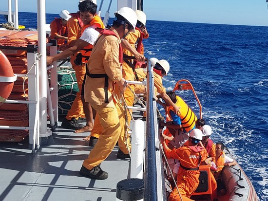 Cứu nạn thành công 6 ngư dân Quảng Bình bị chìm tàu trên biển - Ảnh 1