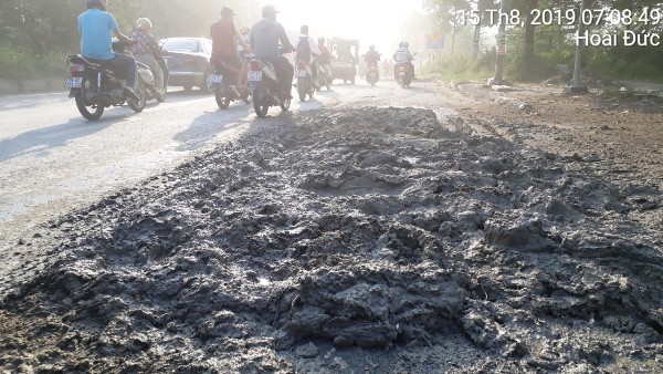 Đại lộ Thăng Long mất ATGT vì bùn đất tràn đường - Ảnh 5