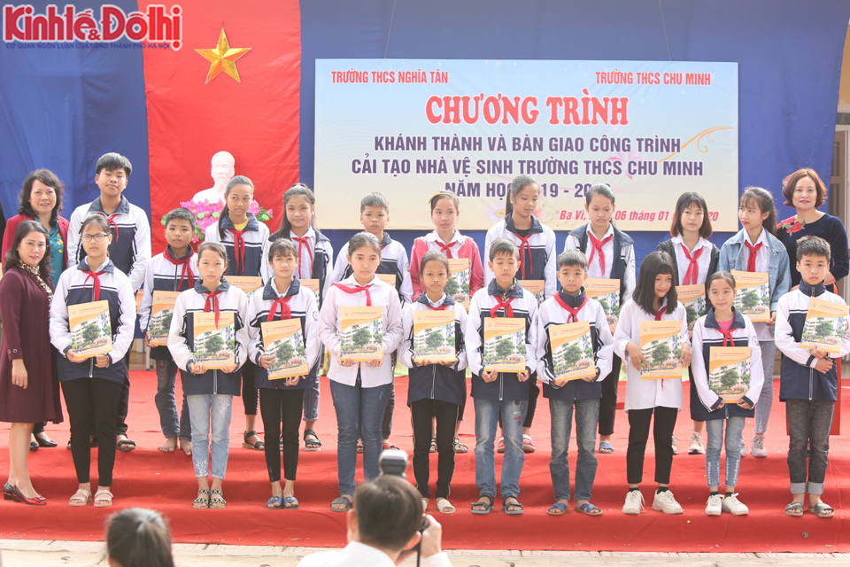 Trường THCS Nghĩa Tân bàn giao công trình “Nhà vệ sinh thân thiện” tặng trường THCS Chu Minh, huyện Ba Vì - Ảnh 4
