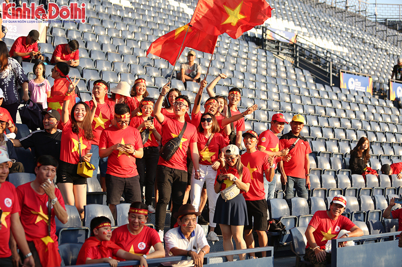 Cổ động viên Thái Lan cổ vũ UAE do đội nhà để thua Việt Nam nhiều - Ảnh 2