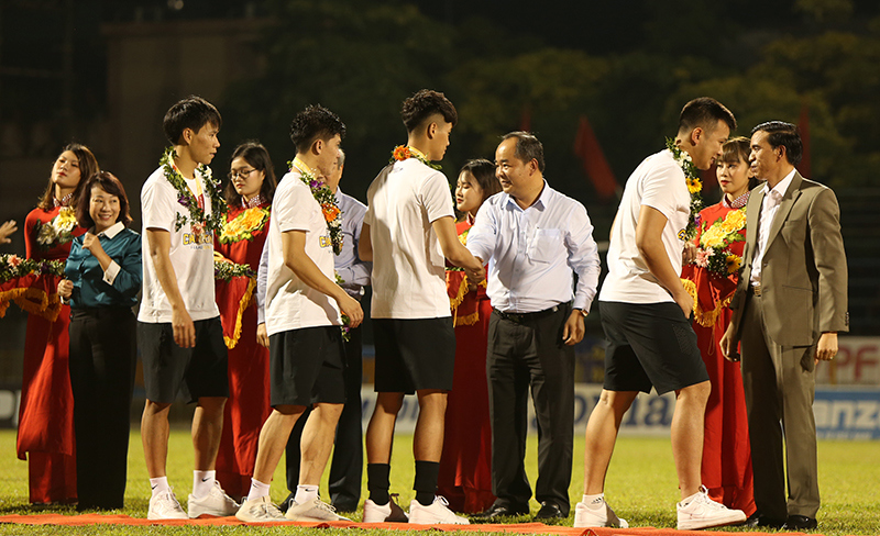 [Ảnh] Khoảnh khắc ấn tượng của Hà Nội FC trong ngày đăng quang ngôi vương V-League 2019 - Ảnh 1