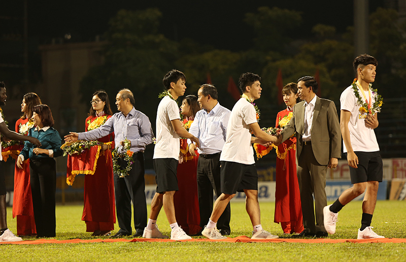 [Ảnh] Khoảnh khắc ấn tượng của Hà Nội FC trong ngày đăng quang ngôi vương V-League 2019 - Ảnh 2