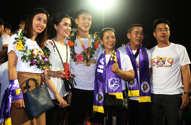 [Ảnh] Khoảnh khắc ấn tượng của Hà Nội FC trong ngày đăng quang ngôi vương V-League 2019 - Ảnh 8
