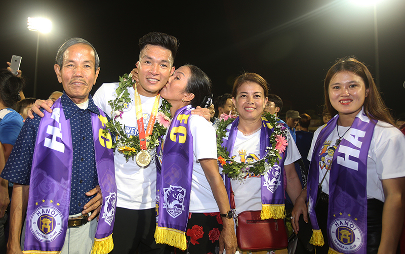[Ảnh] Khoảnh khắc ấn tượng của Hà Nội FC trong ngày đăng quang ngôi vương V-League 2019 - Ảnh 10