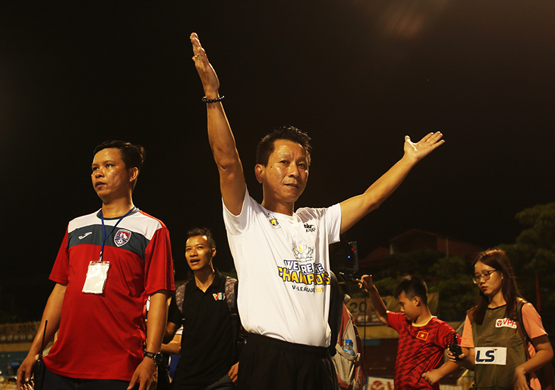 [Ảnh] Khoảnh khắc ấn tượng của Hà Nội FC trong ngày đăng quang ngôi vương V-League 2019 - Ảnh 17