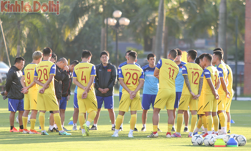 Giúp HAGL trụ hạng tại V-League, Văn Thanh và Hồng Duy vui vẻ tập luyện cùng ĐT Việt Nam - Ảnh 1