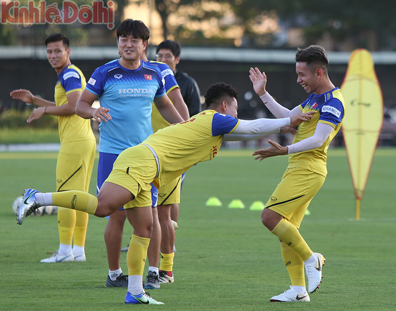 Giúp HAGL trụ hạng tại V-League, Văn Thanh và Hồng Duy vui vẻ tập luyện cùng ĐT Việt Nam - Ảnh 7