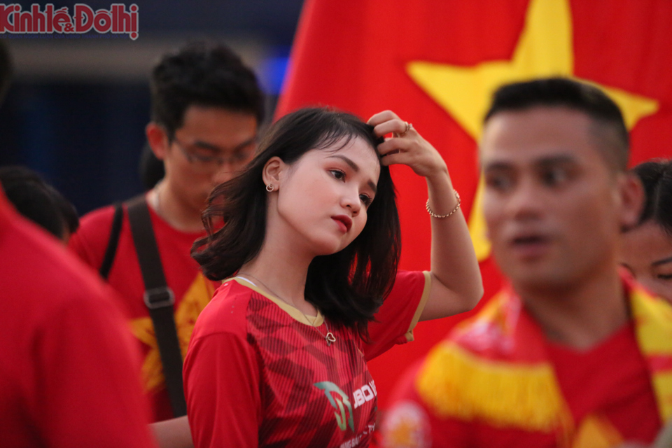 [Ảnh] Cổ động viên Việt Nam đến sớm, "đặt cửa" đội nhà thắng U23 Jordan - Ảnh 1