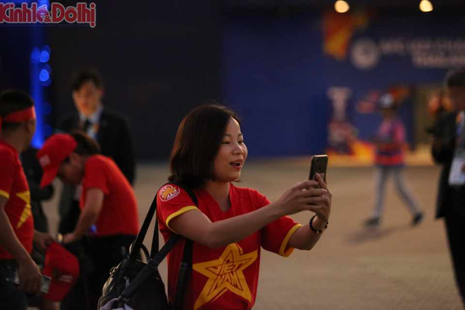 [Ảnh] Cổ động viên Việt Nam đến sớm, "đặt cửa" đội nhà thắng U23 Jordan - Ảnh 5