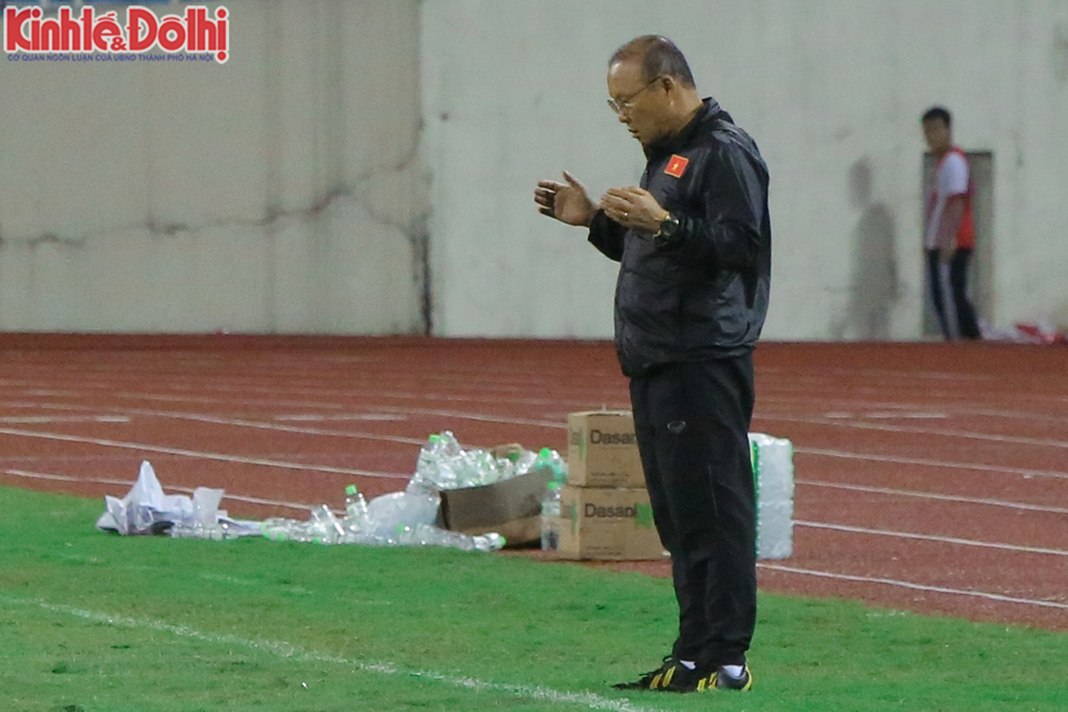 [Ảnh] HLV Park Hang-seo cầu nguyện trước trận đấu với Thái Lan - Ảnh 3