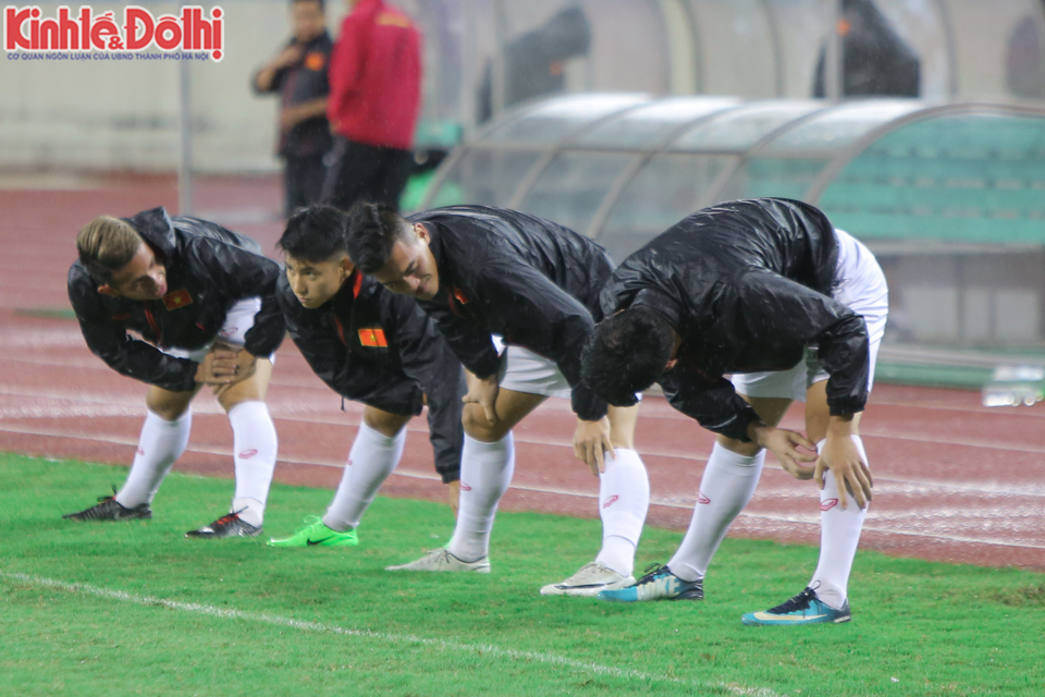 [Ảnh] HLV Park Hang-seo cầu nguyện trước trận đấu với Thái Lan - Ảnh 1