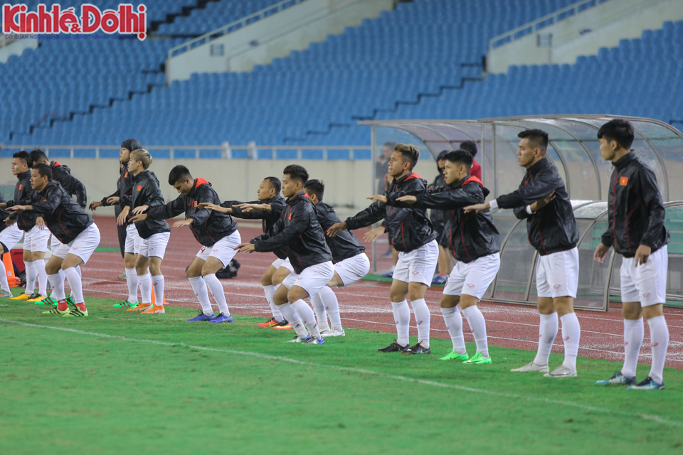 [Ảnh] HLV Park Hang-seo cầu nguyện trước trận đấu với Thái Lan - Ảnh 5