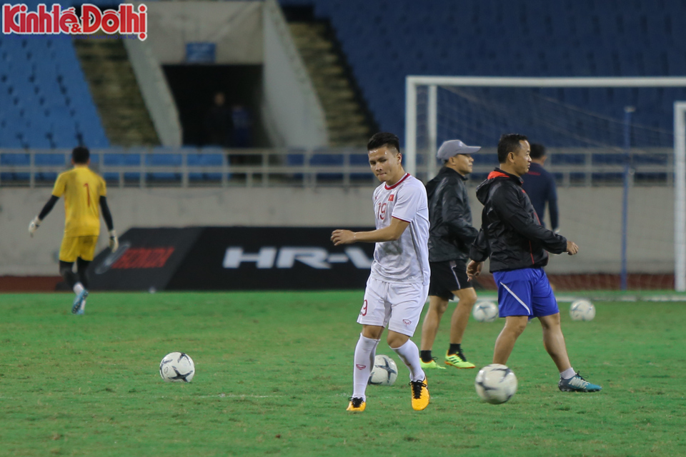 [Ảnh] HLV Park Hang-seo cầu nguyện trước trận đấu với Thái Lan - Ảnh 15