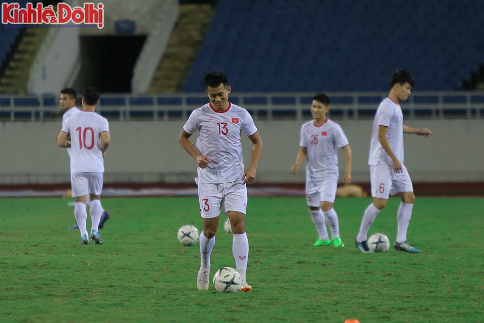 [Ảnh] HLV Park Hang-seo cầu nguyện trước trận đấu với Thái Lan - Ảnh 16