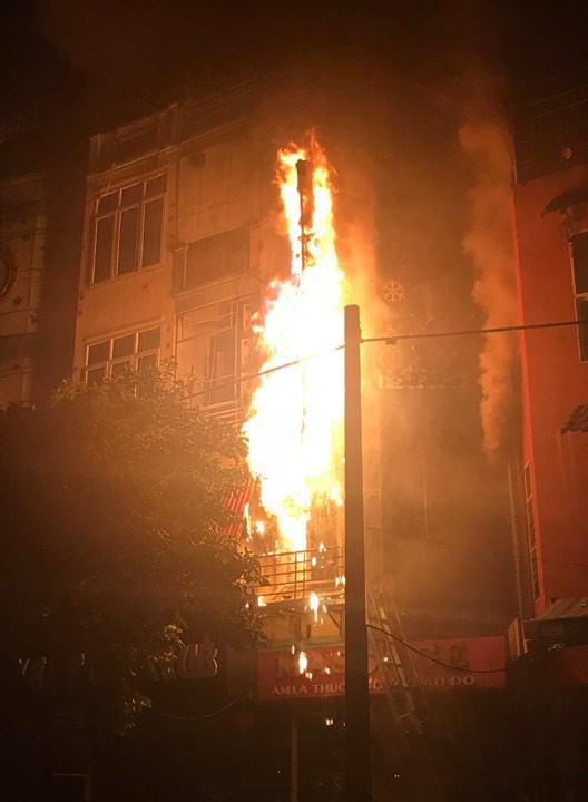 Hà Nội: Cháy lớn ở quán karaoke trên đường Văn Tiến Dũng - Ảnh 1