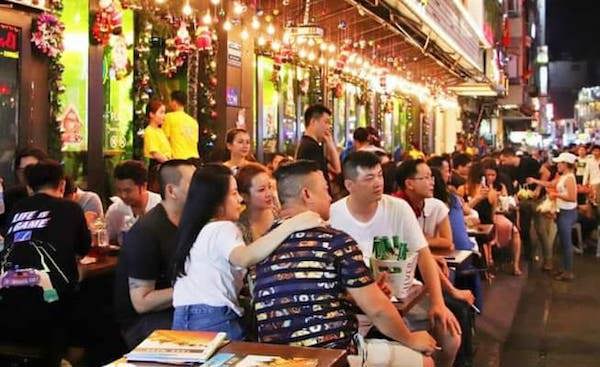 TP Hồ Chí Minh: Người dân xuống đường, háo hức chào đón năm mới 2020 - Ảnh 2