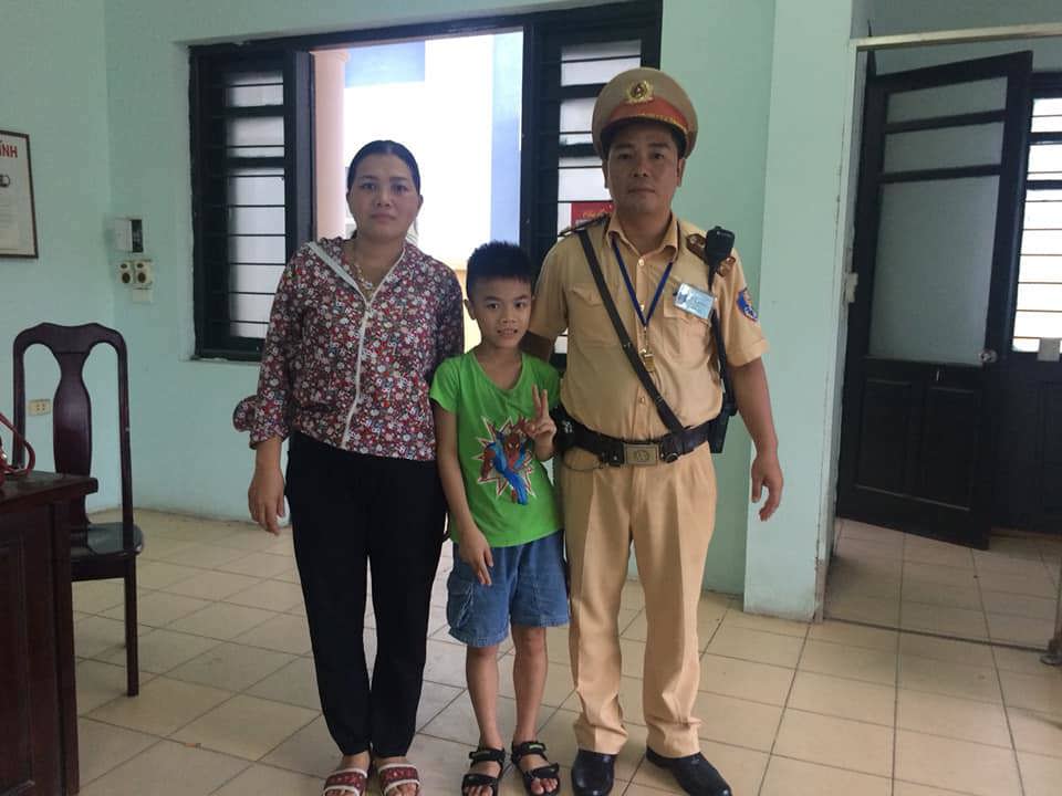 Hà Nội: Bé trai bị lạc được CSGT giúp đoàn tụ gia đình - Ảnh 1