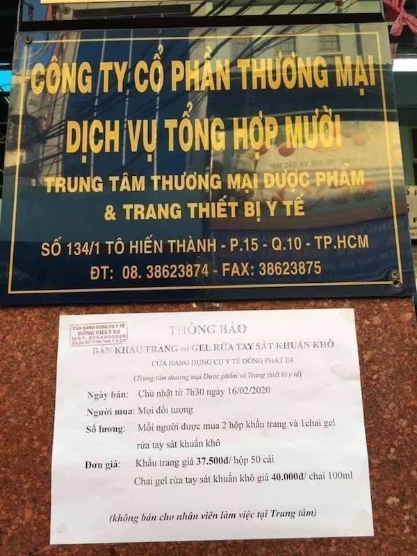 TP Hồ Chí Minh: “Biển người” xếp hàng mua khẩu trang tại chợ sỉ lớn nhất TP - Ảnh 1