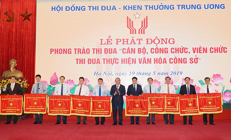 Thủ tướng Nguyễn Xuân Phúc: Xóa bỏ văn hóa “Sáng cắp ô đi, chiều cắp về” - Ảnh 1