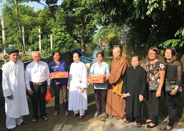 Các tổ chức tôn giáo Hà Nội hỗ trợ người dân huyện Quốc Oai, Chương Mỹ - Ảnh 2