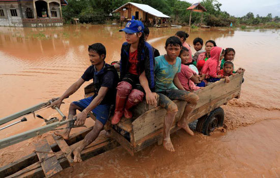 Hình ảnh Atteapeu ngập trong bùn đỏ sau vụ vỡ đập thủy điện tại Lào - Ảnh 4