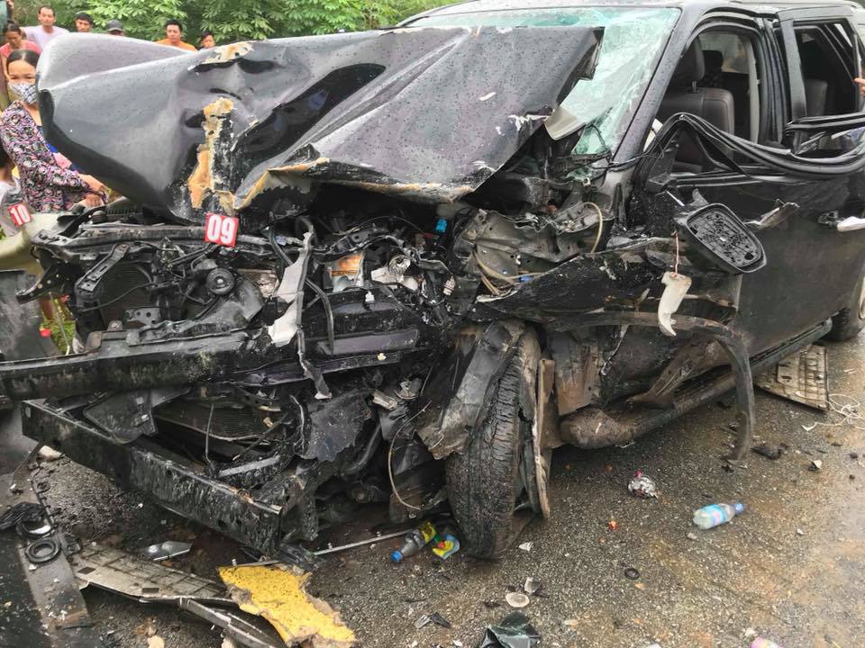 "Xế hộp" đâm xe khách trên cao tốc Nội Bài - Lào Cai, nhiều người bị thương - Ảnh 2