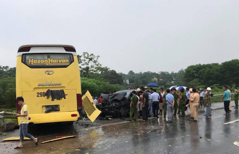 "Xế hộp" đâm xe khách trên cao tốc Nội Bài - Lào Cai, nhiều người bị thương - Ảnh 1
