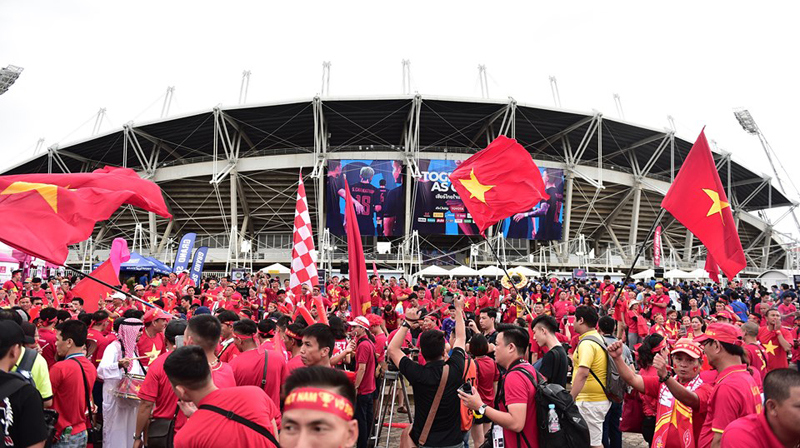 [Ảnh] Người hâm mộ Việt Nam "nhuộm đỏ" sân Thammasat trước giờ bóng lăn - Ảnh 1