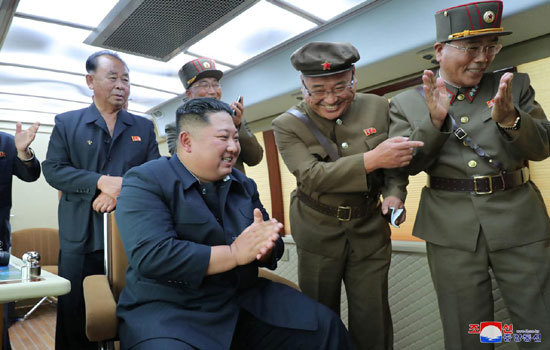 Ông Kim Jong Un trực tiếp giám sát vụ phóng thử tên lửa mới nhất - Ảnh 1